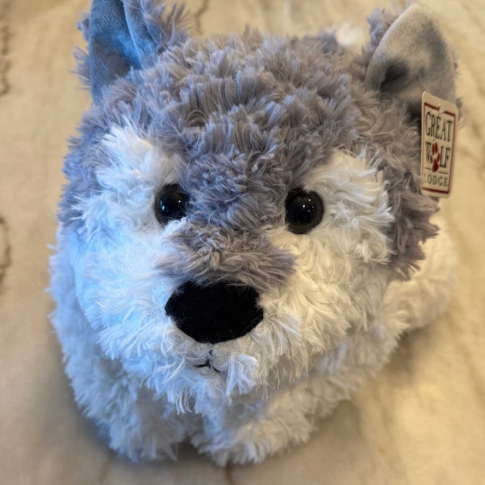 NWT Great Wolf Lodge Gray and White Plush Wolf Toy/Pillow ❤️ 2 feet long